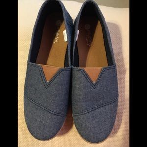 NWOT women’s size 8 shoes denim color M